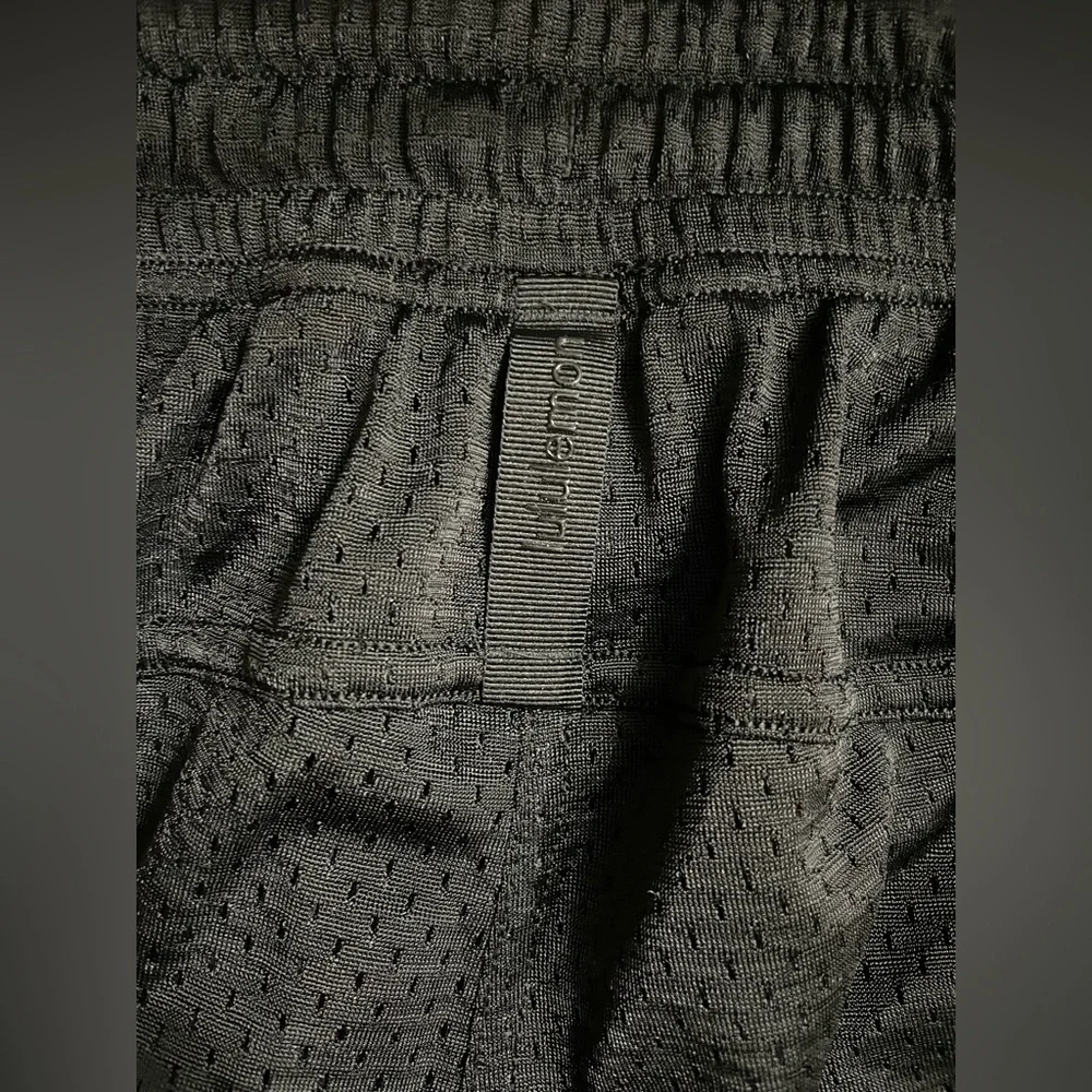 NWT Lululemon Relaxed Fit Mesh Training 8” Shorts Pockets Black Size 6 - Picture 11 of 11